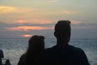 两个情侣在看夕阳