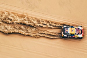 沙漠中奔跑的赛车