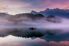 仙雾缭绕的湖面